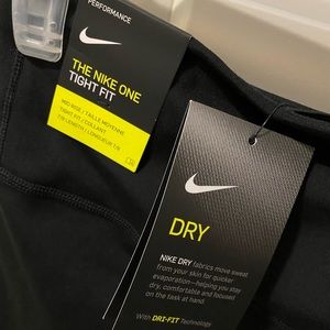 NIKE ONE Tight Fit Mid-Rise 7/8 Performance Tights